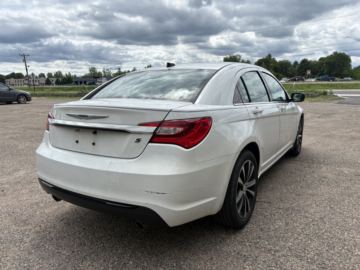 2013 Chrysler 200 Limited (1C3CCBCG1DN) with an 3.6L V6 DOHC 24V FFV engine, 6-Speed Automatic transmission, located at 17255 hwy 65 NE, Ham Lake, MN, 55304, 0.000000, 0.000000- Photo#4