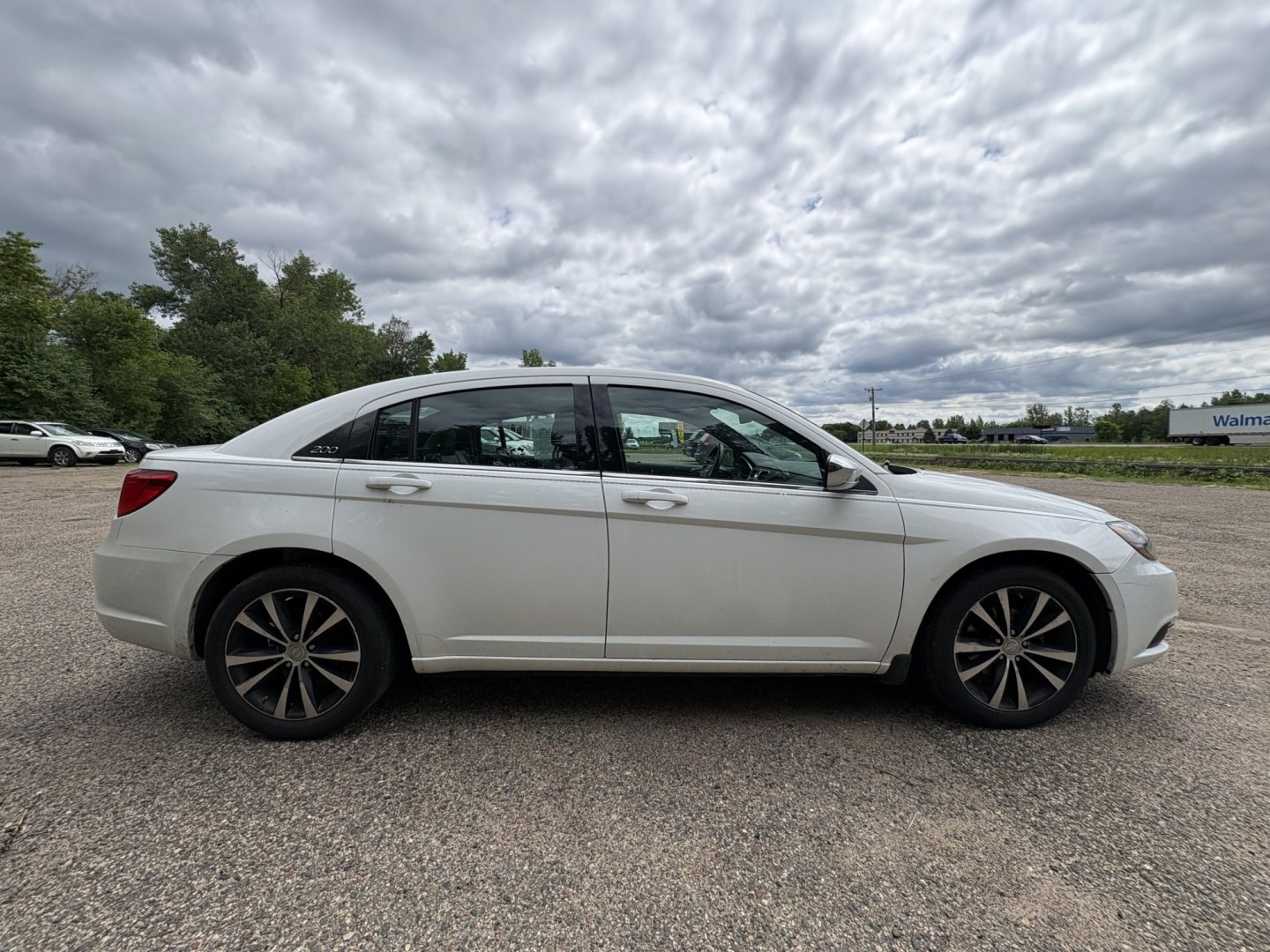2013 Chrysler 200 Limited (1C3CCBCG1DN) with an 3.6L V6 DOHC 24V FFV engine, 6-Speed Automatic transmission, located at 17255 hwy 65 NE, Ham Lake, MN, 55304, 0.000000, 0.000000- Photo#5