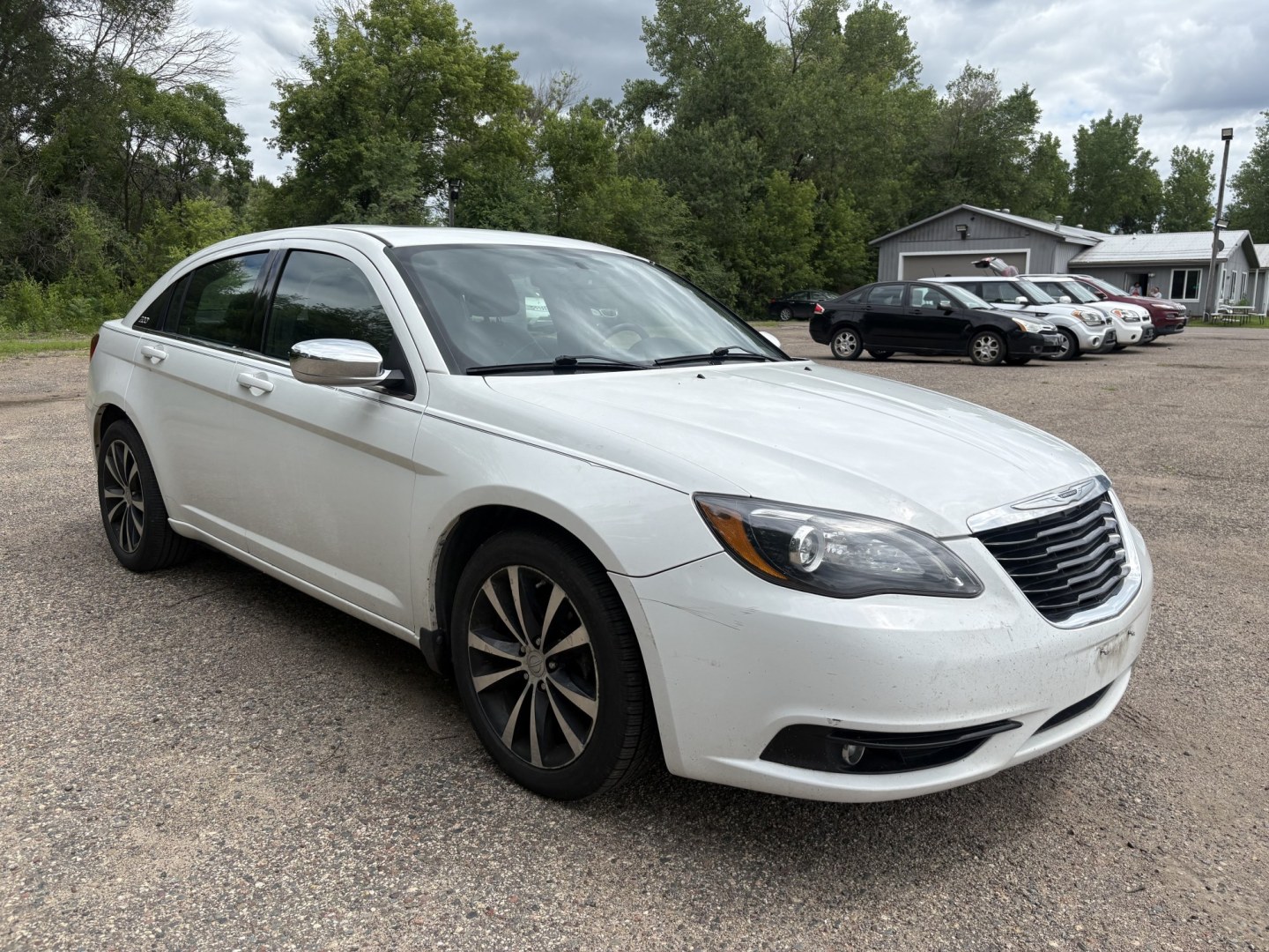 2013 Chrysler 200 Limited (1C3CCBCG1DN) with an 3.6L V6 DOHC 24V FFV engine, 6-Speed Automatic transmission, located at 17255 hwy 65 NE, Ham Lake, MN, 55304, 0.000000, 0.000000- Photo#6