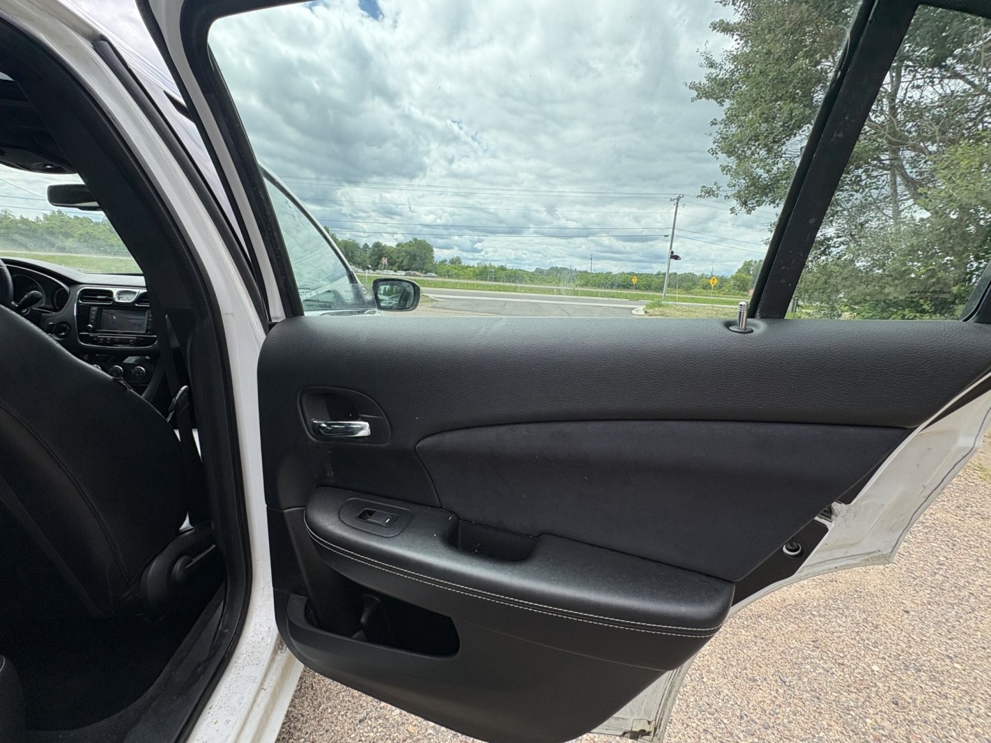 2013 Chrysler 200 Limited (1C3CCBCG1DN) with an 3.6L V6 DOHC 24V FFV engine, 6-Speed Automatic transmission, located at 17255 hwy 65 NE, Ham Lake, MN, 55304, 0.000000, 0.000000- Photo#12