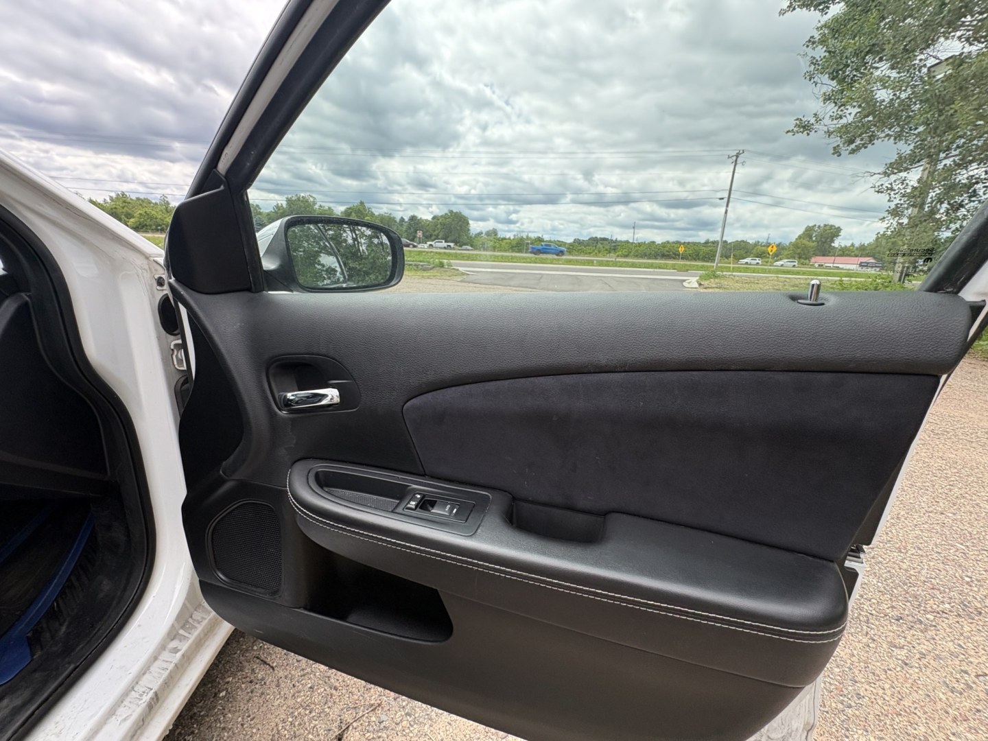2013 Chrysler 200 Limited (1C3CCBCG1DN) with an 3.6L V6 DOHC 24V FFV engine, 6-Speed Automatic transmission, located at 17255 hwy 65 NE, Ham Lake, MN, 55304, 0.000000, 0.000000- Photo#14