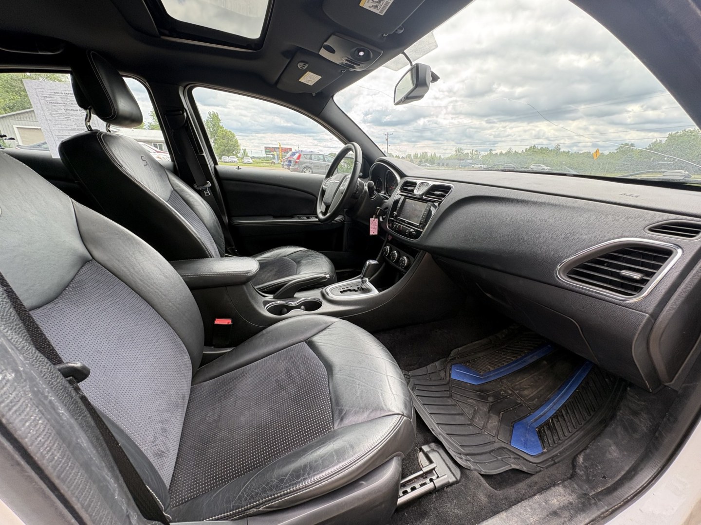2013 Chrysler 200 Limited (1C3CCBCG1DN) with an 3.6L V6 DOHC 24V FFV engine, 6-Speed Automatic transmission, located at 17255 hwy 65 NE, Ham Lake, MN, 55304, 0.000000, 0.000000- Photo#15
