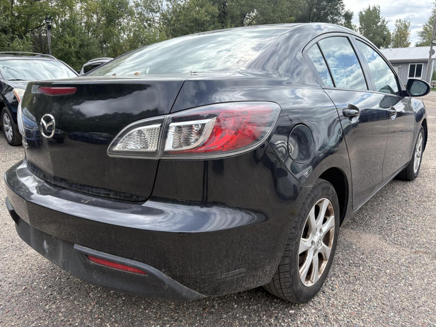 2011 Mazda MAZDA3 i Touring 4-Door (JM1BL1VF5B1) with an 2.0L L4 DOHC 16V engine, located at 17255 hwy 65 NE, Ham Lake, MN, 55304, 0.000000, 0.000000 - Photo#4