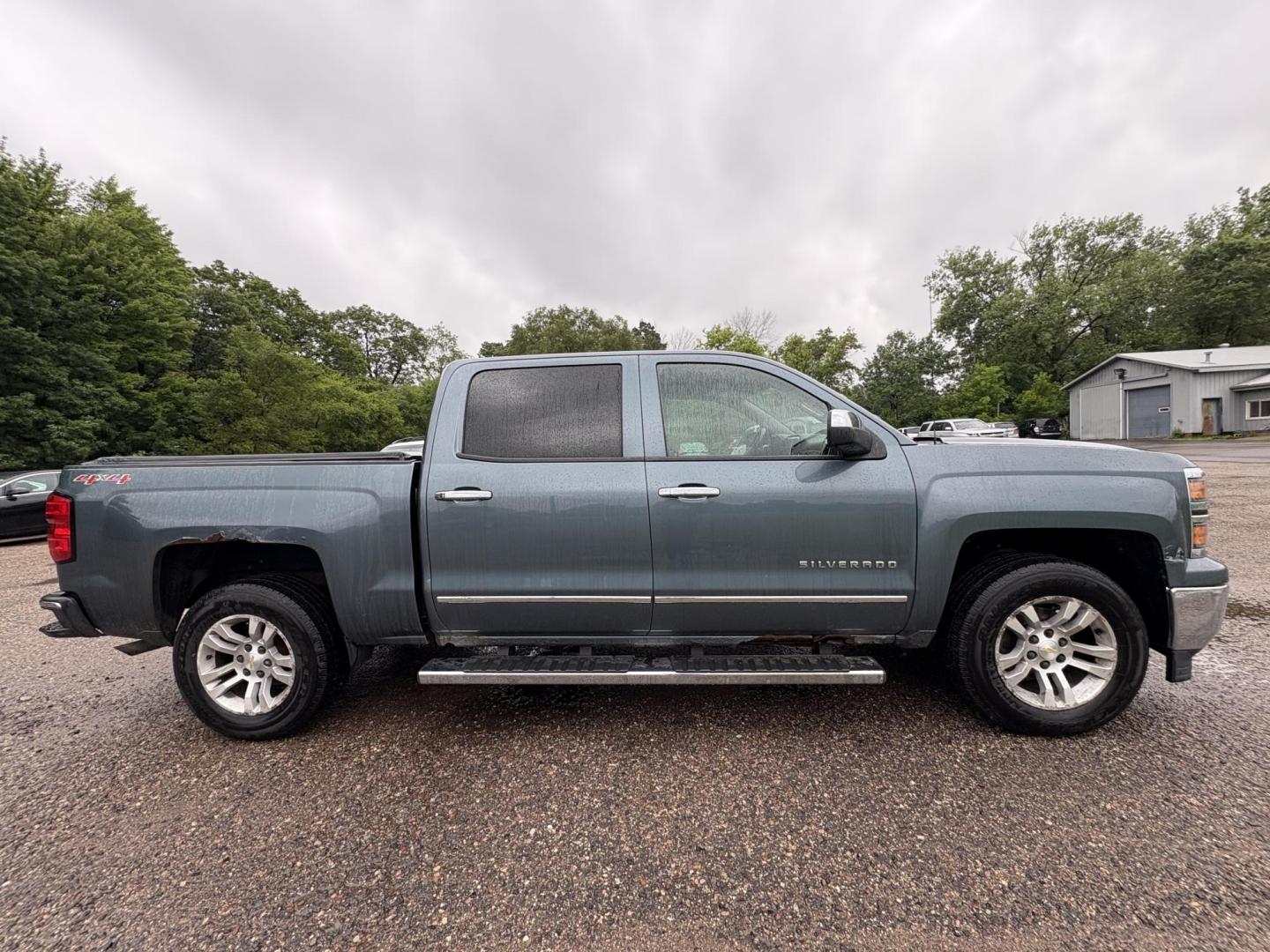 2014 Chevrolet Silverado 1500 1LZ Crew Cab 4WD (3GCUKSEC3EG) with an 5.3L V8 OHV 16V engine, 6-Speed Automatic transmission, located at 17255 hwy 65 NE, Ham Lake, MN, 55304, 0.000000, 0.000000 - Photo#5