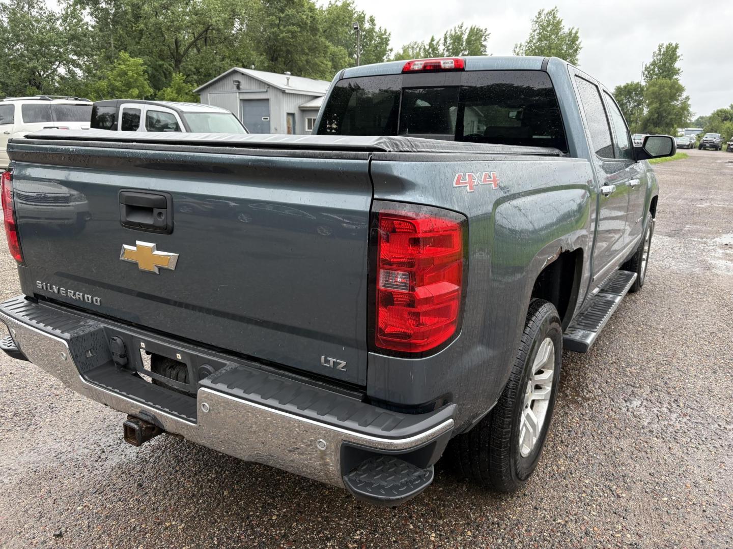 2014 Chevrolet Silverado 1500 1LZ Crew Cab 4WD (3GCUKSEC3EG) with an 5.3L V8 OHV 16V engine, 6-Speed Automatic transmission, located at 17255 hwy 65 NE, Ham Lake, MN, 55304, 0.000000, 0.000000 - Photo#4