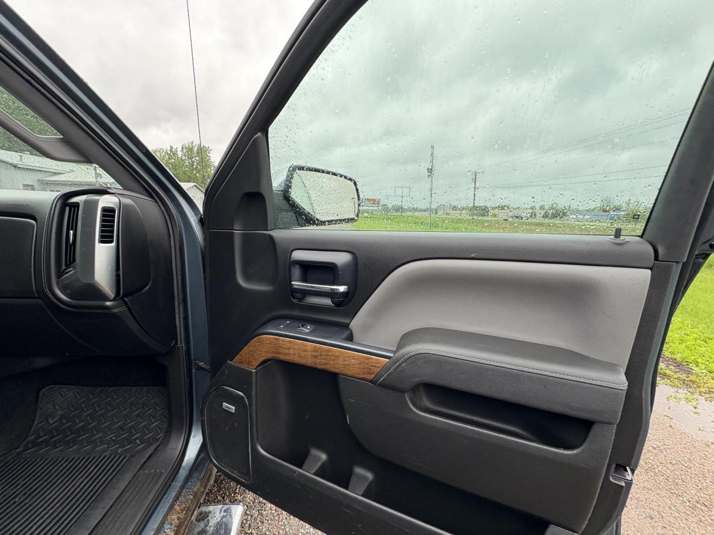 2014 Chevrolet Silverado 1500 1LZ Crew Cab 4WD (3GCUKSEC3EG) with an 5.3L V8 OHV 16V engine, 6-Speed Automatic transmission, located at 17255 hwy 65 NE, Ham Lake, MN, 55304, 0.000000, 0.000000 - Photo#14
