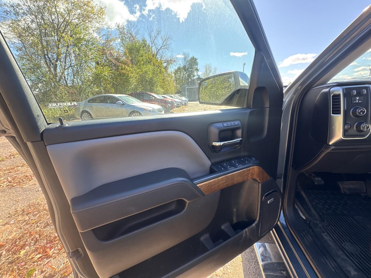 2014 Chevrolet Silverado 1500 1LZ Crew Cab 4WD (3GCUKSEC3EG) with an 5.3L V8 OHV 16V engine, 6-Speed Automatic transmission, located at 17255 hwy 65 NE, Ham Lake, MN, 55304, 0.000000, 0.000000- Photo#8