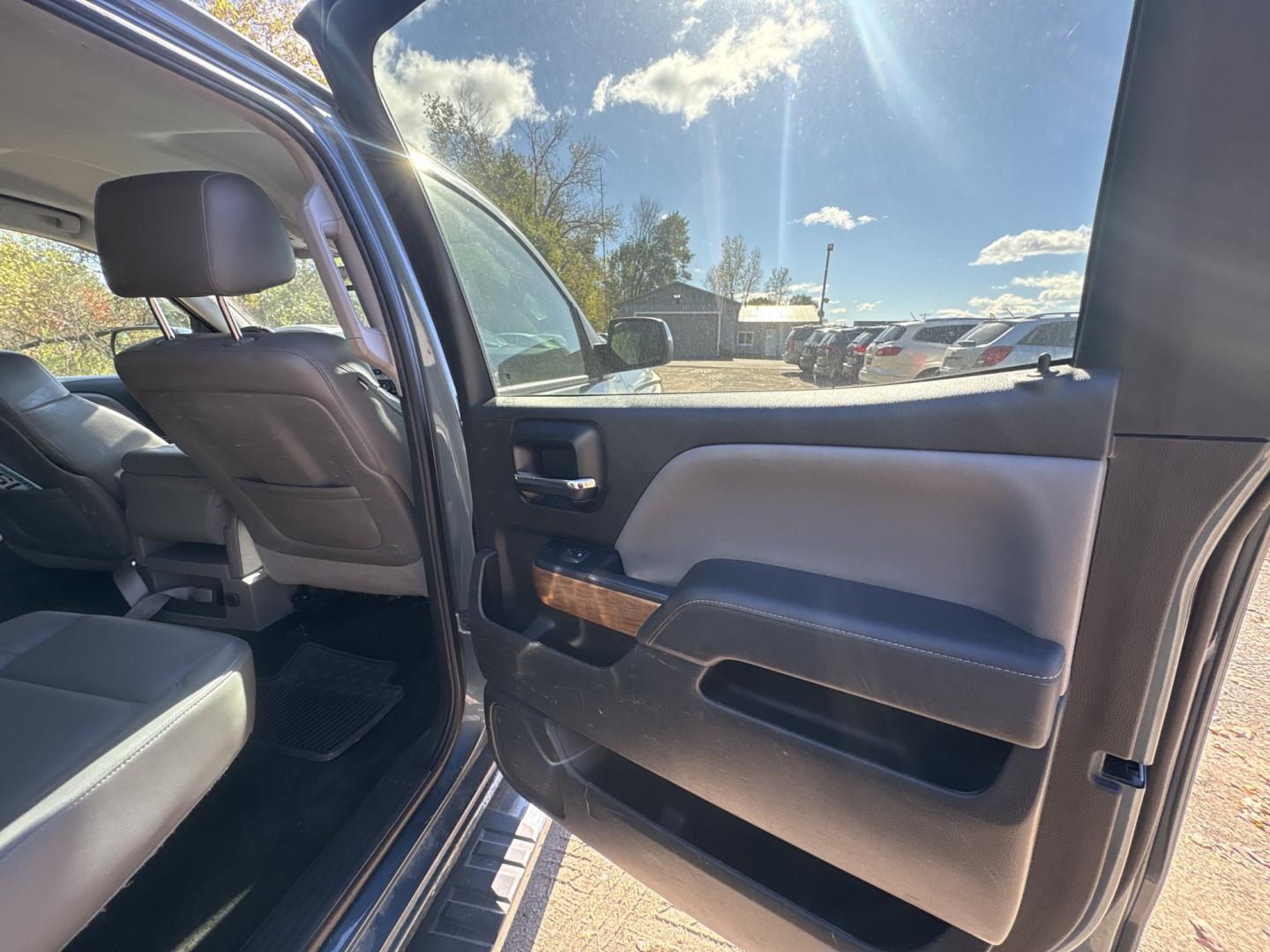 2014 Chevrolet Silverado 1500 1LZ Crew Cab 4WD (3GCUKSEC3EG) with an 5.3L V8 OHV 16V engine, 6-Speed Automatic transmission, located at 17255 hwy 65 NE, Ham Lake, MN, 55304, 0.000000, 0.000000- Photo#12