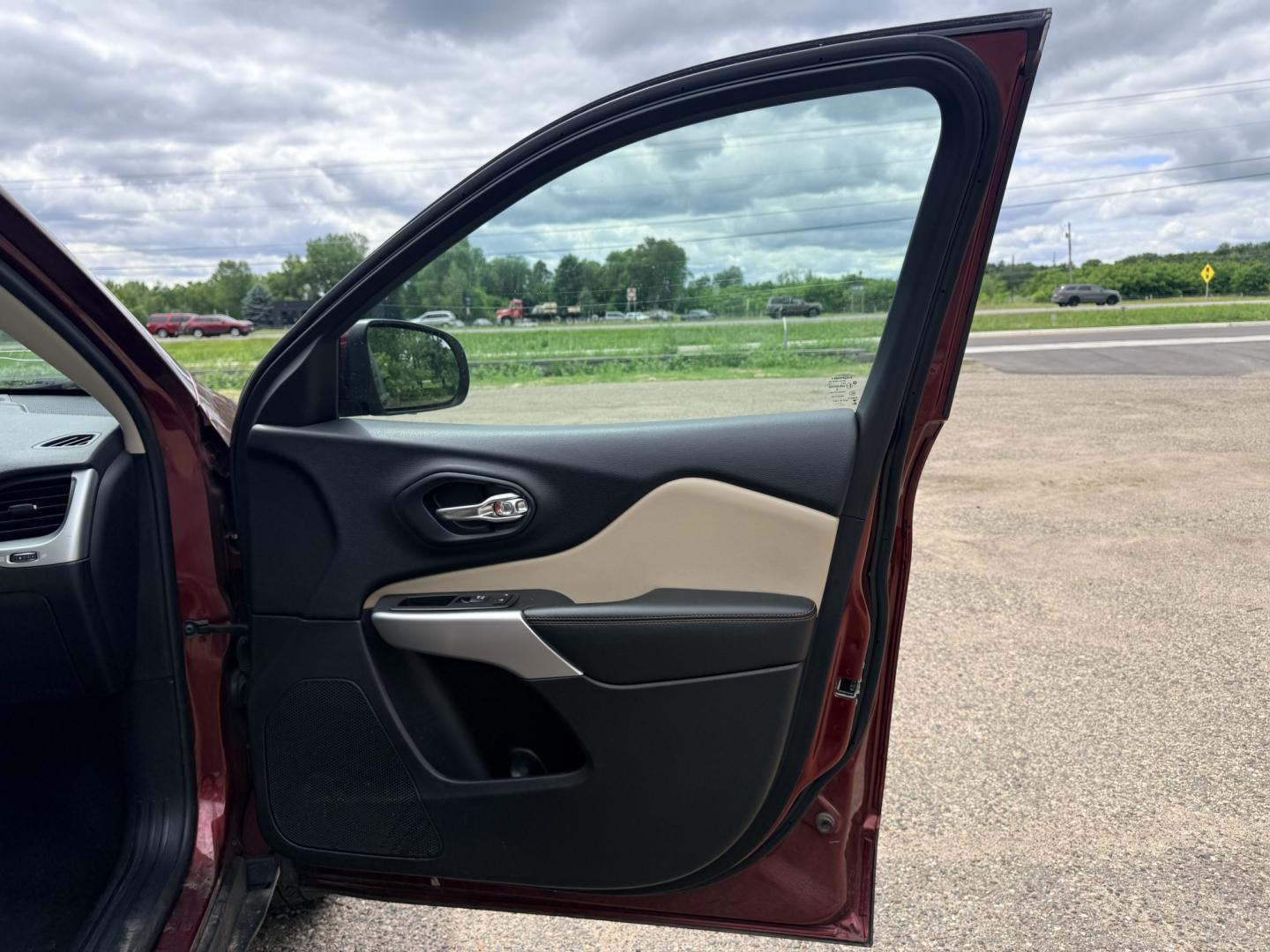 2018 Jeep Cherokee Limited 4WD (1C4PJMDX0JD) with an 3.2L V6 DOHC 24V engine, 9A transmission, located at 17255 hwy 65 NE, Ham Lake, MN, 55304, 0.000000, 0.000000- Photo#14