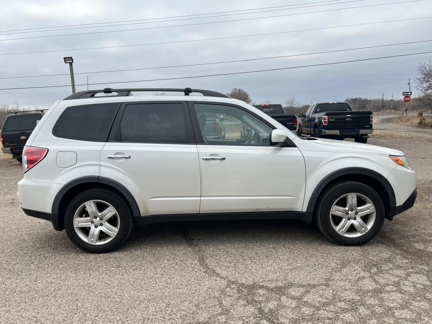 2009 Subaru Forester 2.5X Limited (JF2SH64639H) with an 2.5L H4 SOHC 16V engine, 4-Speed Automatic transmission, located at 17255 hwy 65 NE, Ham Lake, MN, 55304, 0.000000, 0.000000 - Photo#5