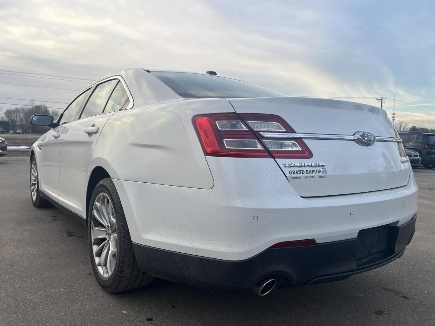2015 Ford Taurus Limited FWD (1FAHP2F84FG) with an 3.5L V6 DOHC 24V engine, 6-Speed Automatic transmission, located at 17255 hwy 65 NE, Ham Lake, MN, 55304, 0.000000, 0.000000 - Photo#2