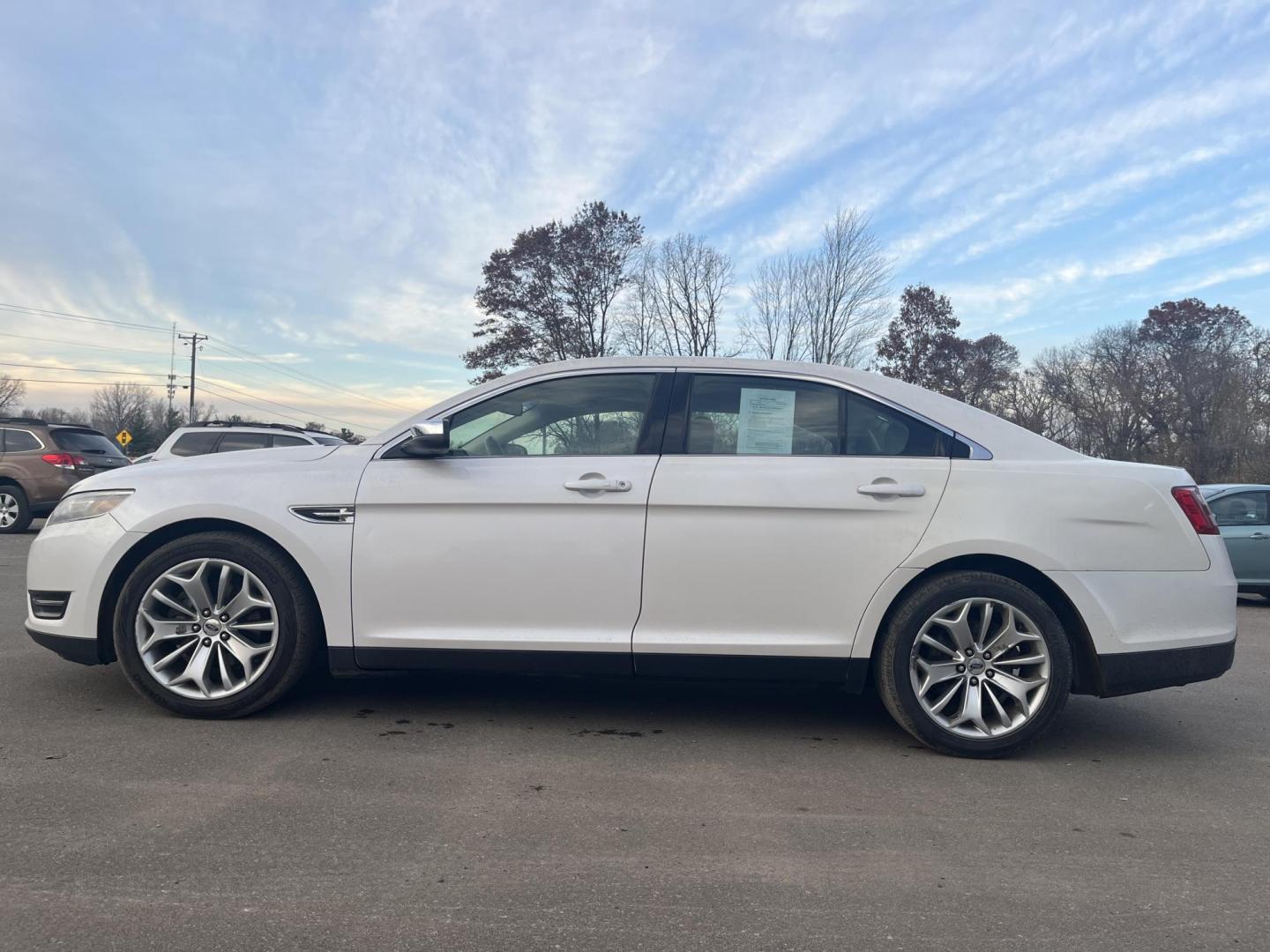 2015 Ford Taurus Limited FWD (1FAHP2F84FG) with an 3.5L V6 DOHC 24V engine, 6-Speed Automatic transmission, located at 17255 hwy 65 NE, Ham Lake, MN, 55304, 0.000000, 0.000000 - Photo#1