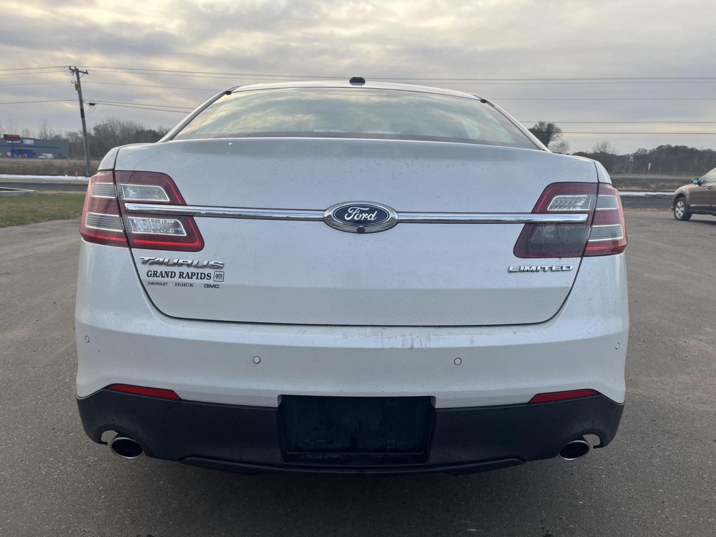 2015 Ford Taurus Limited FWD (1FAHP2F84FG) with an 3.5L V6 DOHC 24V engine, 6-Speed Automatic transmission, located at 17255 hwy 65 NE, Ham Lake, MN, 55304, 0.000000, 0.000000 - Photo#3