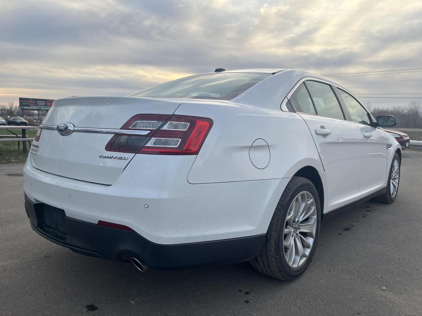 2015 Ford Taurus Limited FWD (1FAHP2F84FG) with an 3.5L V6 DOHC 24V engine, 6-Speed Automatic transmission, located at 17255 hwy 65 NE, Ham Lake, MN, 55304, 0.000000, 0.000000 - Photo#4