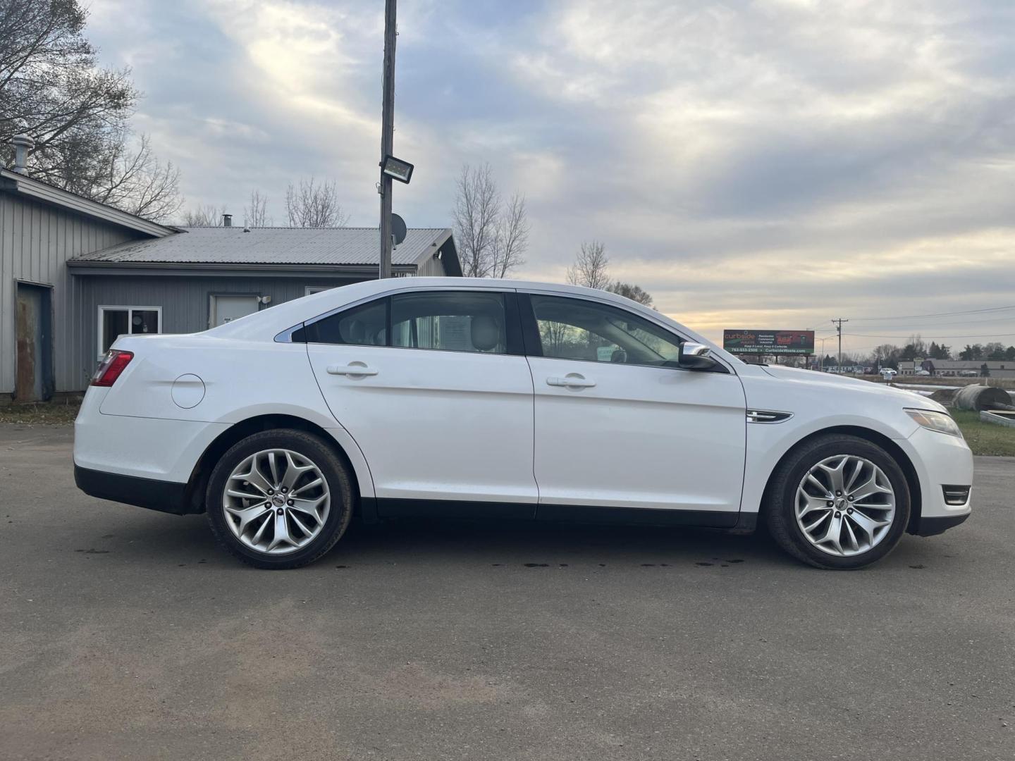 2015 Ford Taurus Limited FWD (1FAHP2F84FG) with an 3.5L V6 DOHC 24V engine, 6-Speed Automatic transmission, located at 17255 hwy 65 NE, Ham Lake, MN, 55304, 0.000000, 0.000000 - Photo#5
