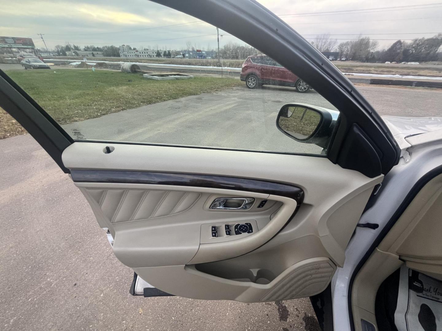 2015 Ford Taurus Limited FWD (1FAHP2F84FG) with an 3.5L V6 DOHC 24V engine, 6-Speed Automatic transmission, located at 17255 hwy 65 NE, Ham Lake, MN, 55304, 0.000000, 0.000000 - Photo#8