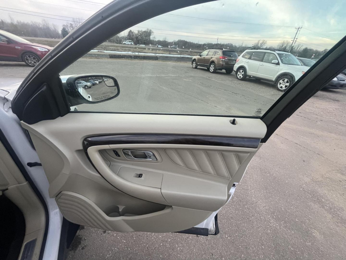 2015 Ford Taurus Limited FWD (1FAHP2F84FG) with an 3.5L V6 DOHC 24V engine, 6-Speed Automatic transmission, located at 17255 hwy 65 NE, Ham Lake, MN, 55304, 0.000000, 0.000000 - Photo#12