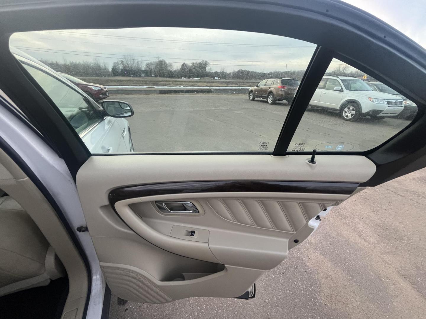 2015 Ford Taurus Limited FWD (1FAHP2F84FG) with an 3.5L V6 DOHC 24V engine, 6-Speed Automatic transmission, located at 17255 hwy 65 NE, Ham Lake, MN, 55304, 0.000000, 0.000000 - Photo#14