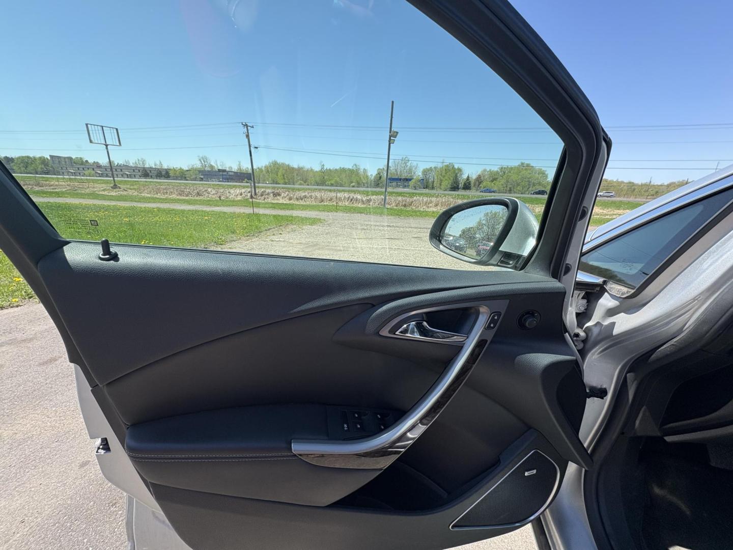 2012 Buick Verano Leather (1G4PS5SK5C4) with an 2.4L L4 DOHC 16V FFV engine, 6-Speed Automatic transmission, located at 17255 hwy 65 NE, Ham Lake, MN, 55304, 0.000000, 0.000000 - Photo#8