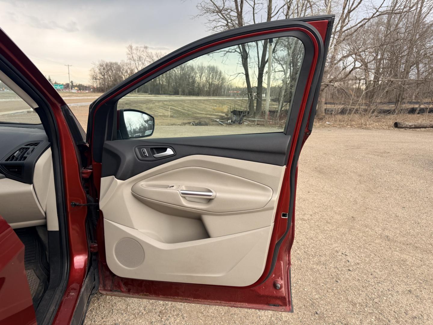 2014 Ford Escape SE 4WD (1FMCU9G9XEU) with an 2.0L L4 DOHC 16V engine, 6-Speed Automatic transmission, located at 17255 hwy 65 NE, Ham Lake, MN, 55304, 0.000000, 0.000000 - Photo#14