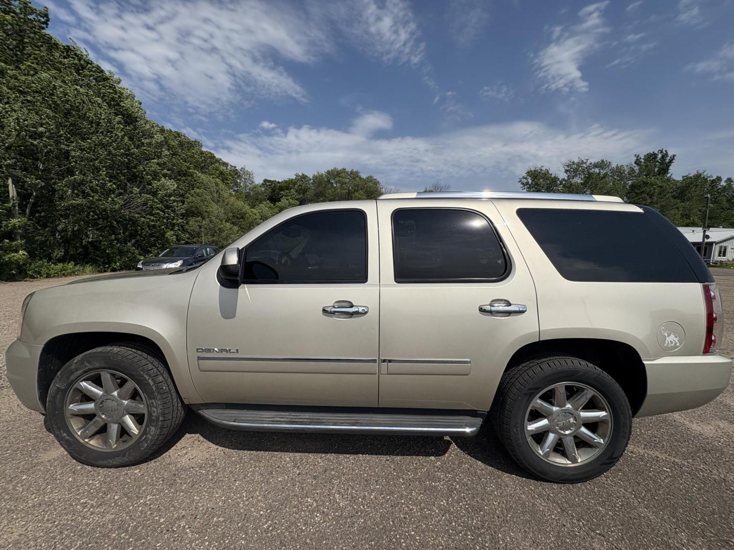 2013 GMC Yukon Denali 4WD (1GKS2EEFXDR) with an 6.2L V8 OHV 16V engine, 6-Speed Automatic transmission, located at 17255 hwy 65 NE, Ham Lake, MN, 55304, 0.000000, 0.000000 - Photo#1