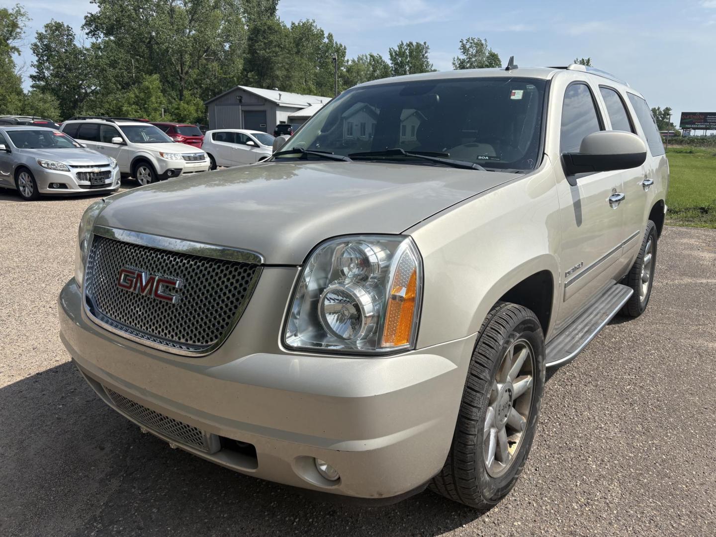 2013 GMC Yukon Denali 4WD (1GKS2EEFXDR) with an 6.2L V8 OHV 16V engine, 6-Speed Automatic transmission, located at 17255 hwy 65 NE, Ham Lake, MN, 55304, 0.000000, 0.000000 - Photo#0