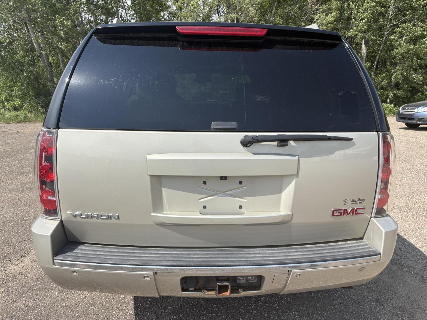 2013 GMC Yukon Denali 4WD (1GKS2EEFXDR) with an 6.2L V8 OHV 16V engine, 6-Speed Automatic transmission, located at 17255 hwy 65 NE, Ham Lake, MN, 55304, 0.000000, 0.000000 - Photo#3