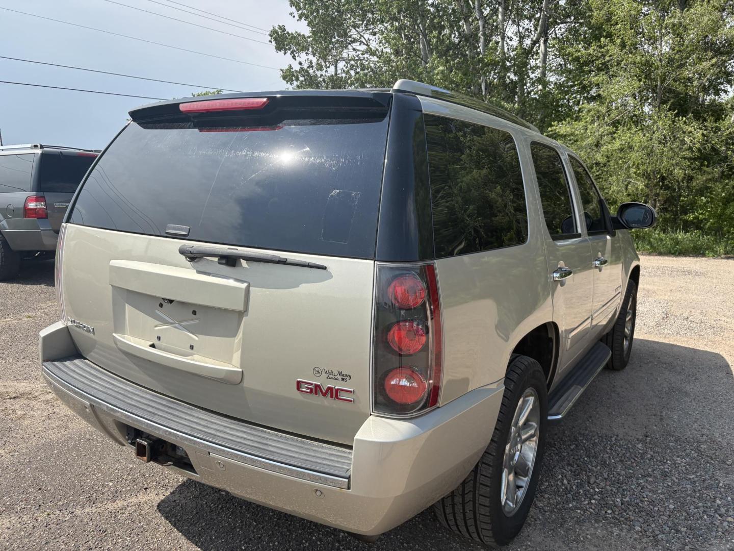 2013 GMC Yukon Denali 4WD (1GKS2EEFXDR) with an 6.2L V8 OHV 16V engine, 6-Speed Automatic transmission, located at 17255 hwy 65 NE, Ham Lake, MN, 55304, 0.000000, 0.000000 - Photo#4