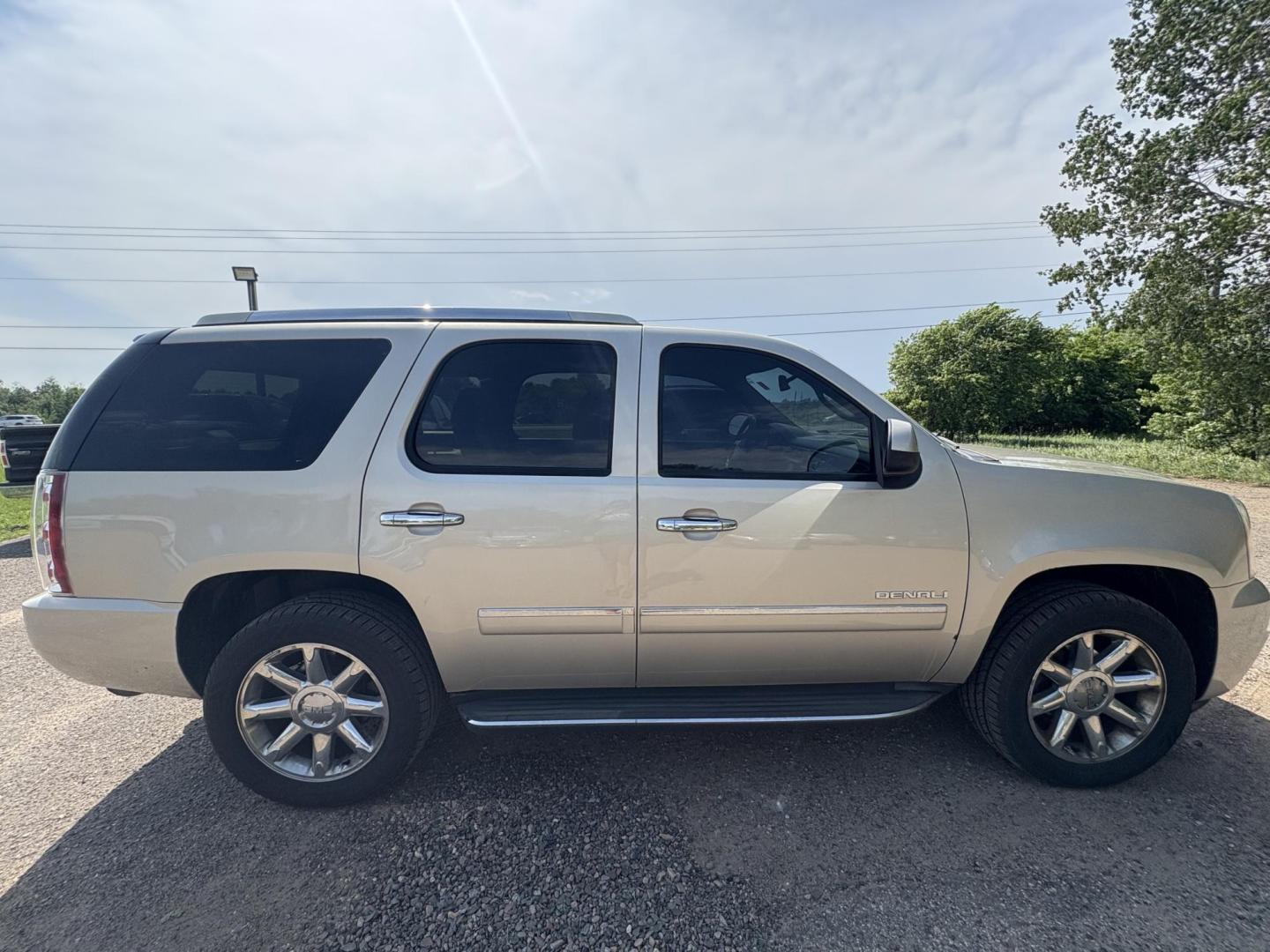 2013 GMC Yukon Denali 4WD (1GKS2EEFXDR) with an 6.2L V8 OHV 16V engine, 6-Speed Automatic transmission, located at 17255 hwy 65 NE, Ham Lake, MN, 55304, 0.000000, 0.000000 - Photo#5