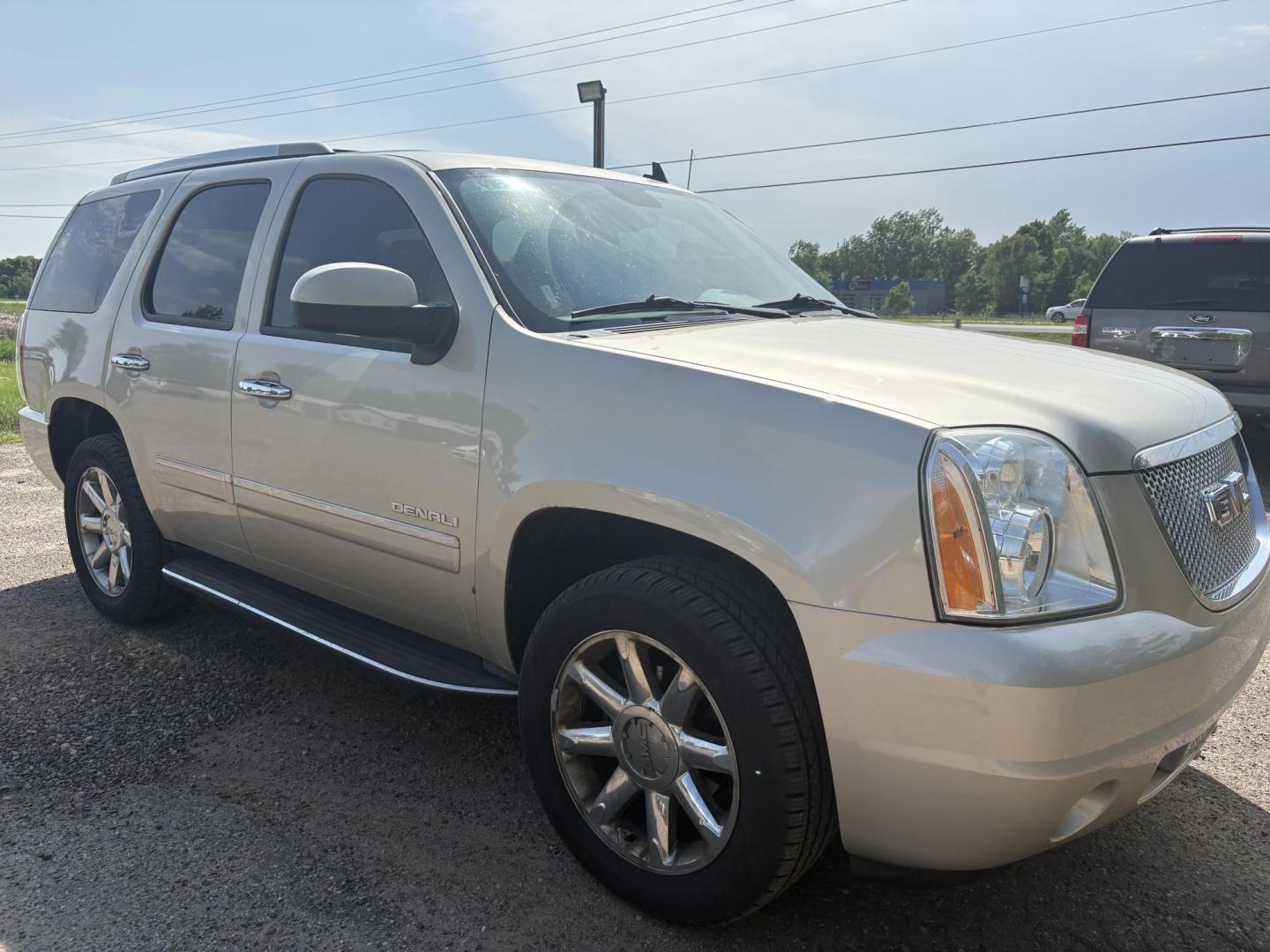 2013 GMC Yukon Denali 4WD (1GKS2EEFXDR) with an 6.2L V8 OHV 16V engine, 6-Speed Automatic transmission, located at 17255 hwy 65 NE, Ham Lake, MN, 55304, 0.000000, 0.000000 - Photo#6