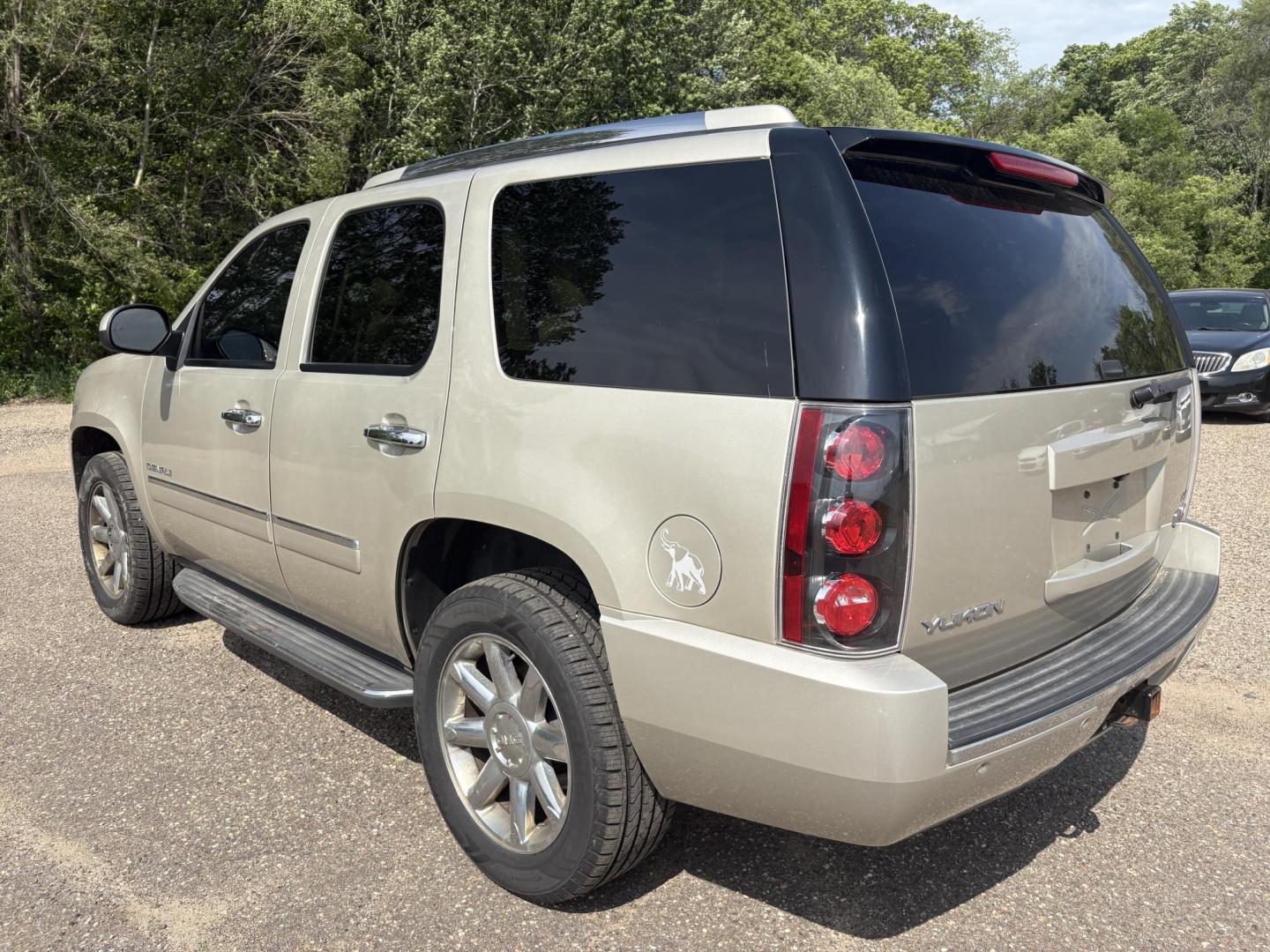 2013 GMC Yukon Denali 4WD (1GKS2EEFXDR) with an 6.2L V8 OHV 16V engine, 6-Speed Automatic transmission, located at 17255 hwy 65 NE, Ham Lake, MN, 55304, 0.000000, 0.000000 - Photo#2