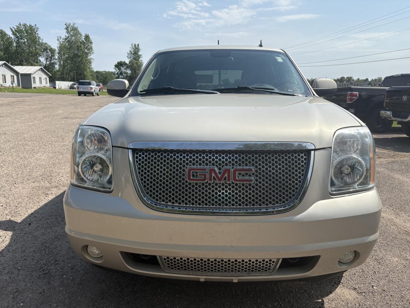 2013 GMC Yukon Denali 4WD (1GKS2EEFXDR) with an 6.2L V8 OHV 16V engine, 6-Speed Automatic transmission, located at 17255 hwy 65 NE, Ham Lake, MN, 55304, 0.000000, 0.000000 - Photo#7