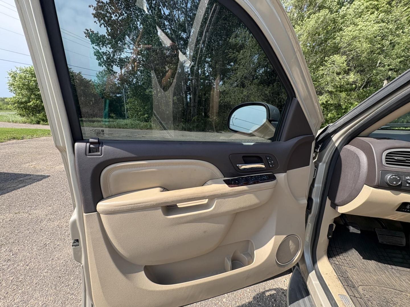 2013 GMC Yukon Denali 4WD (1GKS2EEFXDR) with an 6.2L V8 OHV 16V engine, 6-Speed Automatic transmission, located at 17255 hwy 65 NE, Ham Lake, MN, 55304, 0.000000, 0.000000 - Photo#8