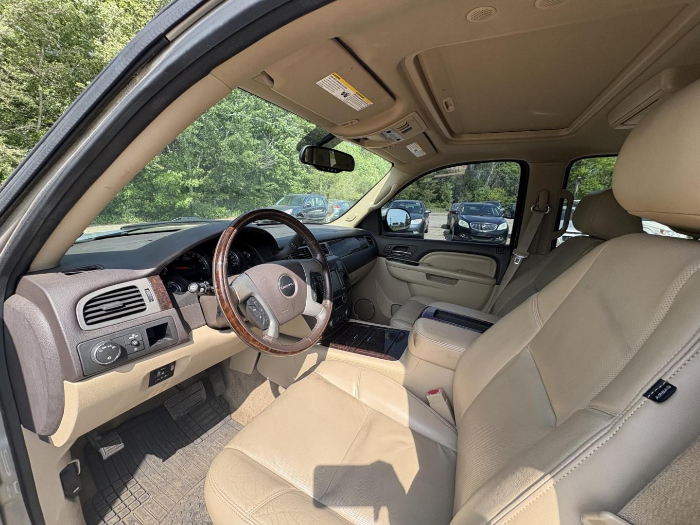 2013 GMC Yukon Denali 4WD (1GKS2EEFXDR) with an 6.2L V8 OHV 16V engine, 6-Speed Automatic transmission, located at 17255 hwy 65 NE, Ham Lake, MN, 55304, 0.000000, 0.000000 - Photo#9