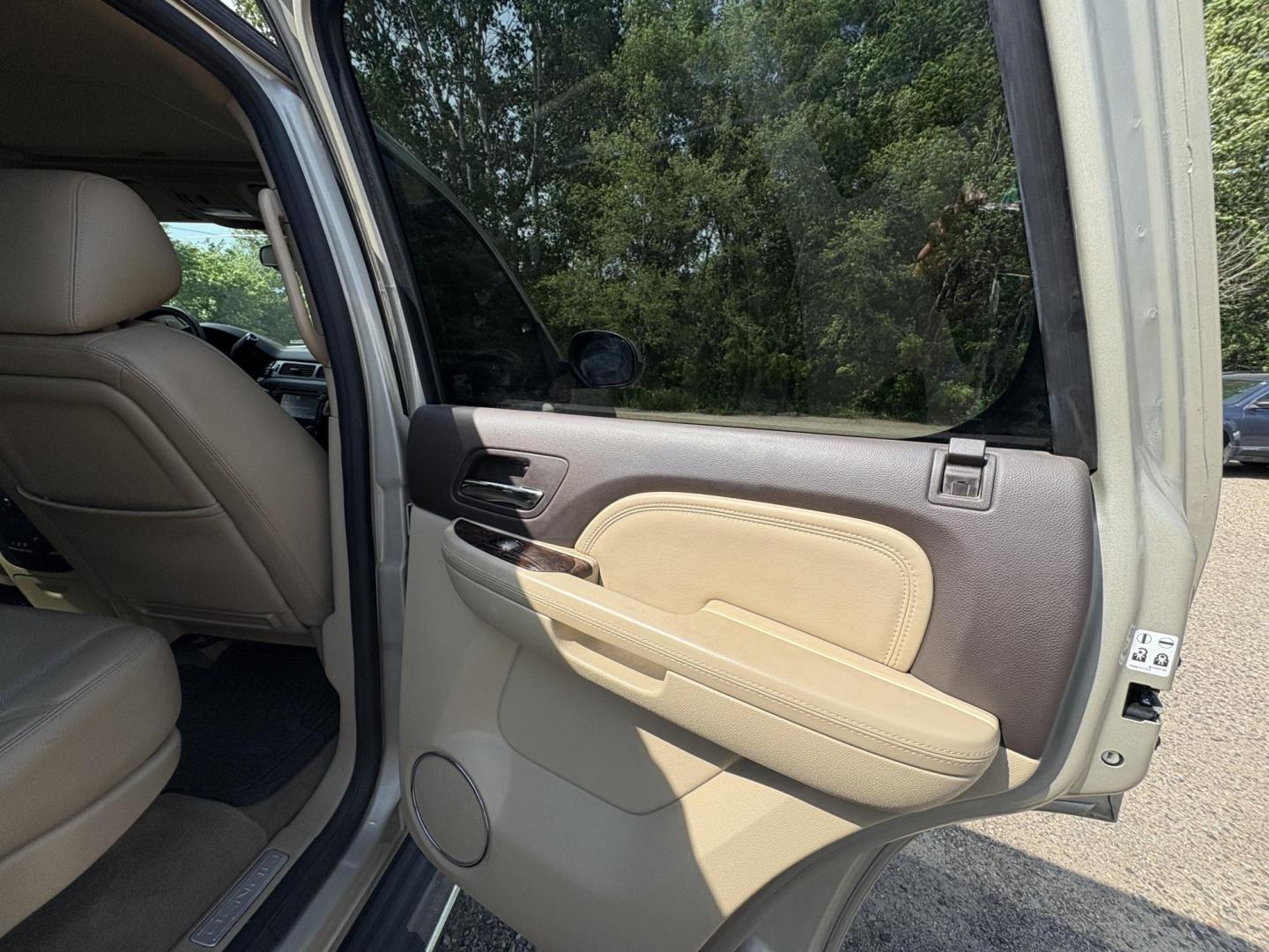 2013 GMC Yukon Denali 4WD (1GKS2EEFXDR) with an 6.2L V8 OHV 16V engine, 6-Speed Automatic transmission, located at 17255 hwy 65 NE, Ham Lake, MN, 55304, 0.000000, 0.000000 - Photo#11