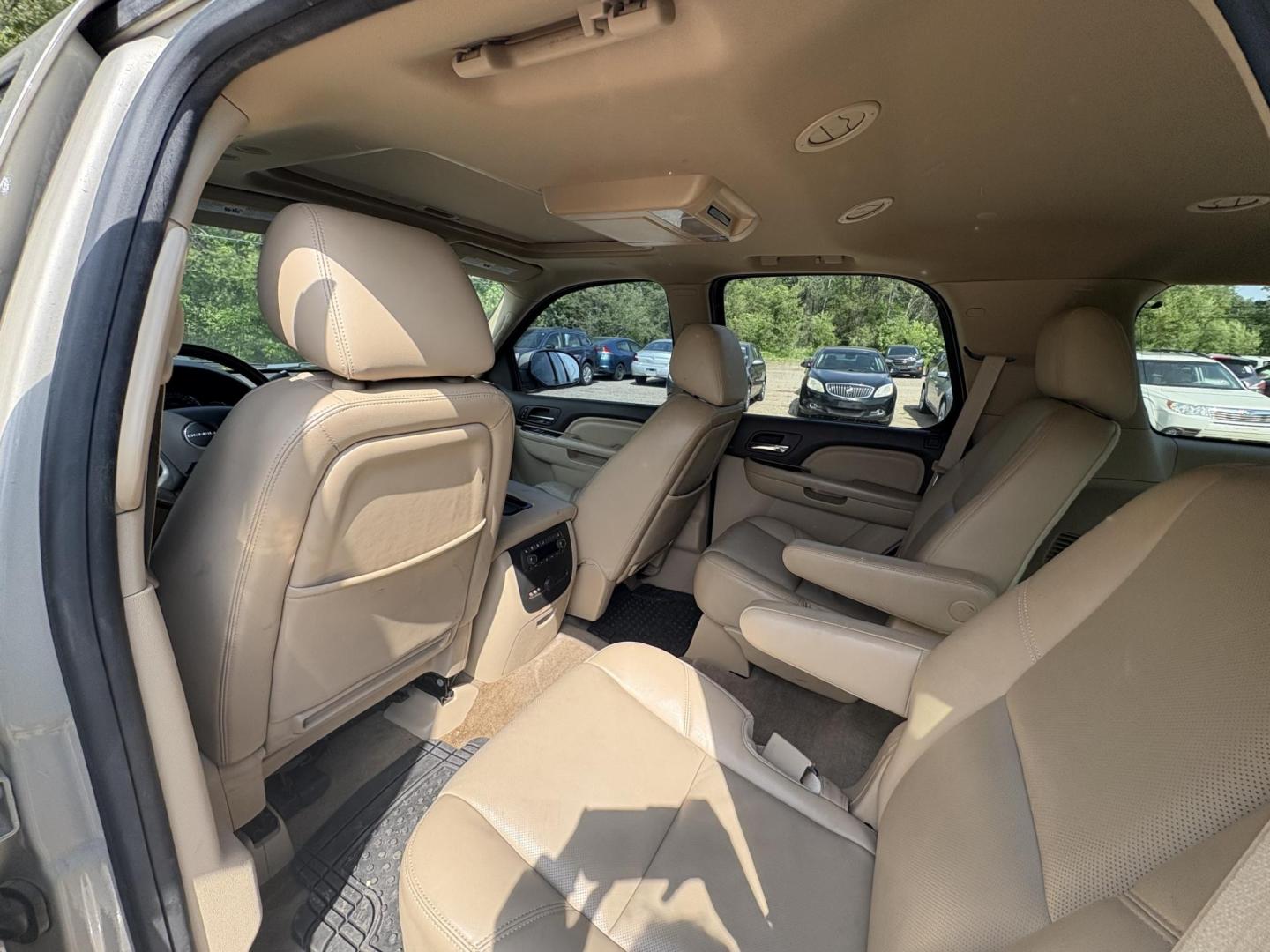 2013 GMC Yukon Denali 4WD (1GKS2EEFXDR) with an 6.2L V8 OHV 16V engine, 6-Speed Automatic transmission, located at 17255 hwy 65 NE, Ham Lake, MN, 55304, 0.000000, 0.000000 - Photo#10