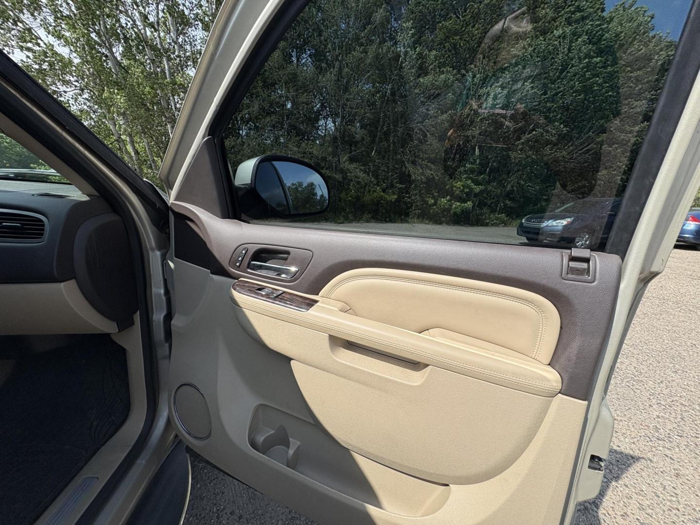 2013 GMC Yukon Denali 4WD (1GKS2EEFXDR) with an 6.2L V8 OHV 16V engine, 6-Speed Automatic transmission, located at 17255 hwy 65 NE, Ham Lake, MN, 55304, 0.000000, 0.000000 - Photo#13