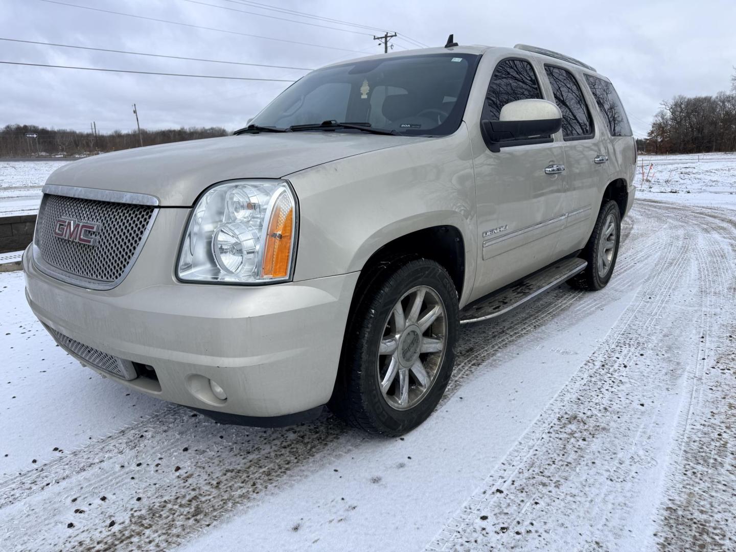 2013 GMC Yukon Denali 4WD (1GKS2EEFXDR) with an 6.2L V8 OHV 16V engine, 6-Speed Automatic transmission, located at 17255 hwy 65 NE, Ham Lake, MN, 55304, 0.000000, 0.000000 - Photo#0