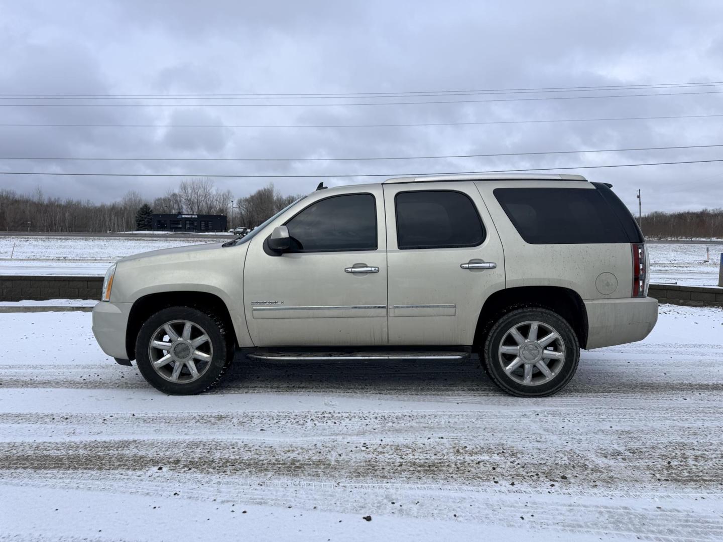 2013 GMC Yukon Denali 4WD (1GKS2EEFXDR) with an 6.2L V8 OHV 16V engine, 6-Speed Automatic transmission, located at 17255 hwy 65 NE, Ham Lake, MN, 55304, 0.000000, 0.000000 - Photo#1