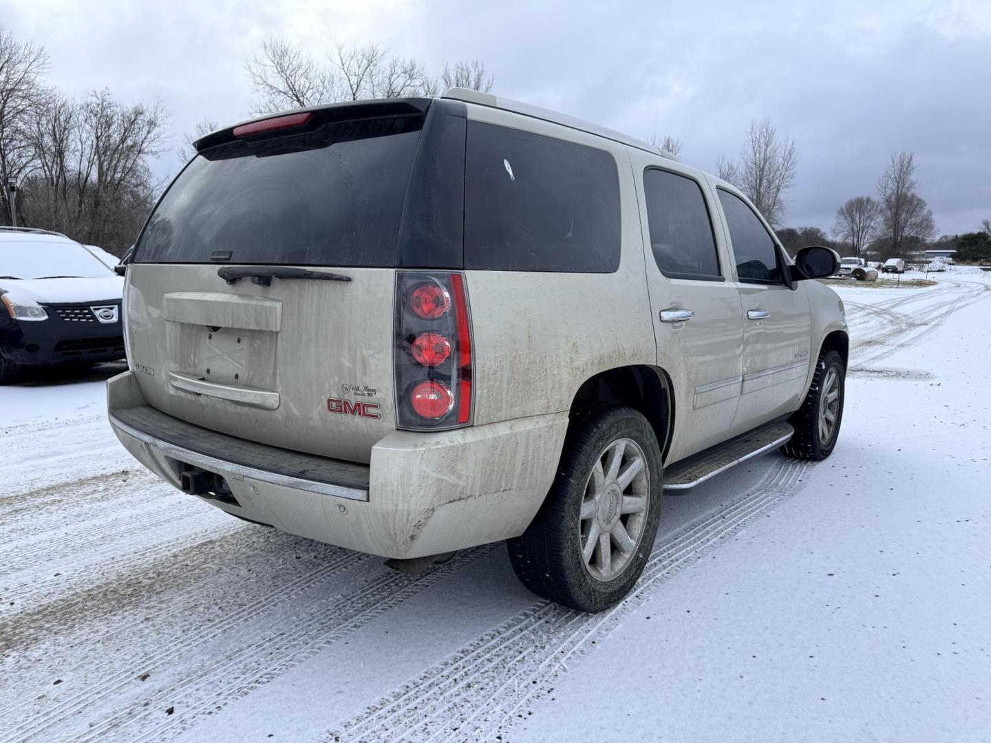 2013 GMC Yukon Denali 4WD (1GKS2EEFXDR) with an 6.2L V8 OHV 16V engine, 6-Speed Automatic transmission, located at 17255 hwy 65 NE, Ham Lake, MN, 55304, 0.000000, 0.000000 - Photo#4