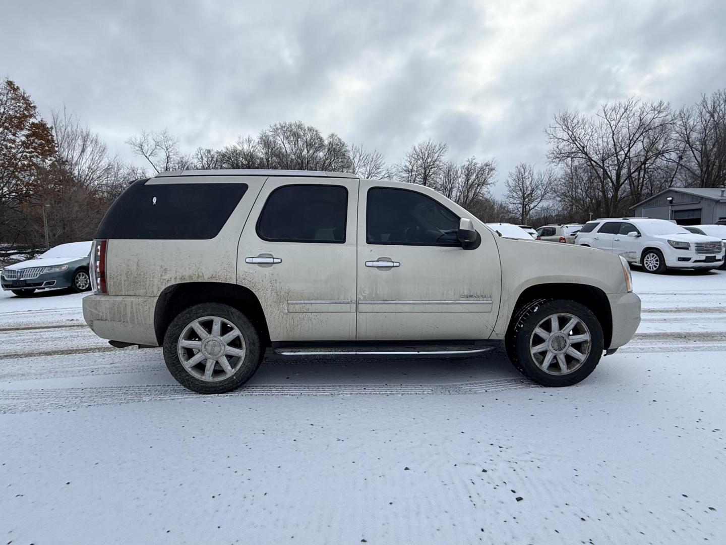 2013 GMC Yukon Denali 4WD (1GKS2EEFXDR) with an 6.2L V8 OHV 16V engine, 6-Speed Automatic transmission, located at 17255 hwy 65 NE, Ham Lake, MN, 55304, 0.000000, 0.000000 - Photo#5