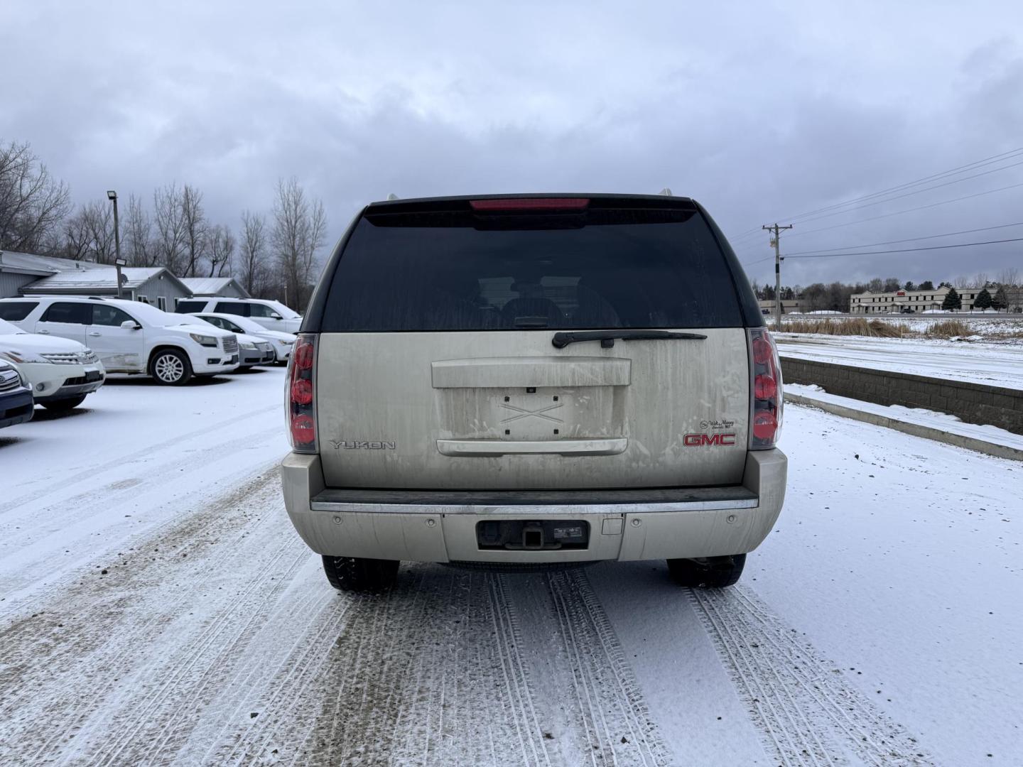 2013 GMC Yukon Denali 4WD (1GKS2EEFXDR) with an 6.2L V8 OHV 16V engine, 6-Speed Automatic transmission, located at 17255 hwy 65 NE, Ham Lake, MN, 55304, 0.000000, 0.000000 - Photo#3