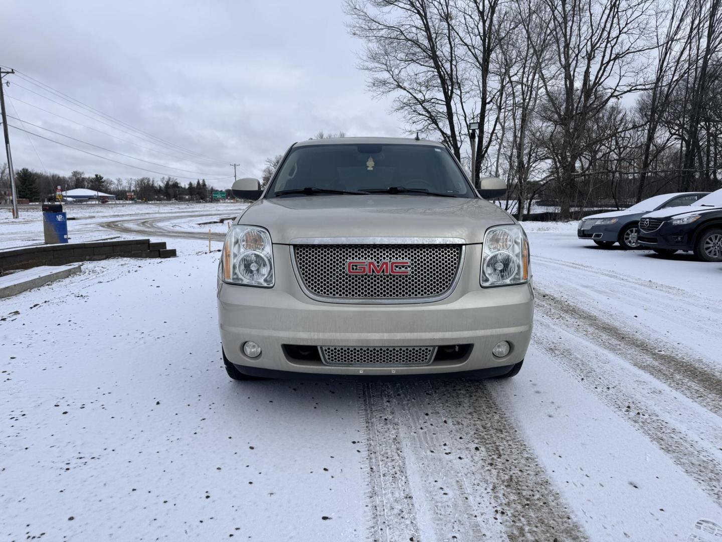 2013 GMC Yukon Denali 4WD (1GKS2EEFXDR) with an 6.2L V8 OHV 16V engine, 6-Speed Automatic transmission, located at 17255 hwy 65 NE, Ham Lake, MN, 55304, 0.000000, 0.000000 - Photo#7