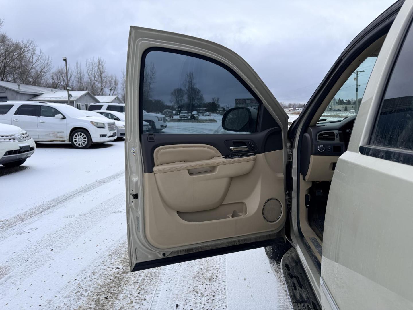 2013 GMC Yukon Denali 4WD (1GKS2EEFXDR) with an 6.2L V8 OHV 16V engine, 6-Speed Automatic transmission, located at 17255 hwy 65 NE, Ham Lake, MN, 55304, 0.000000, 0.000000 - Photo#8