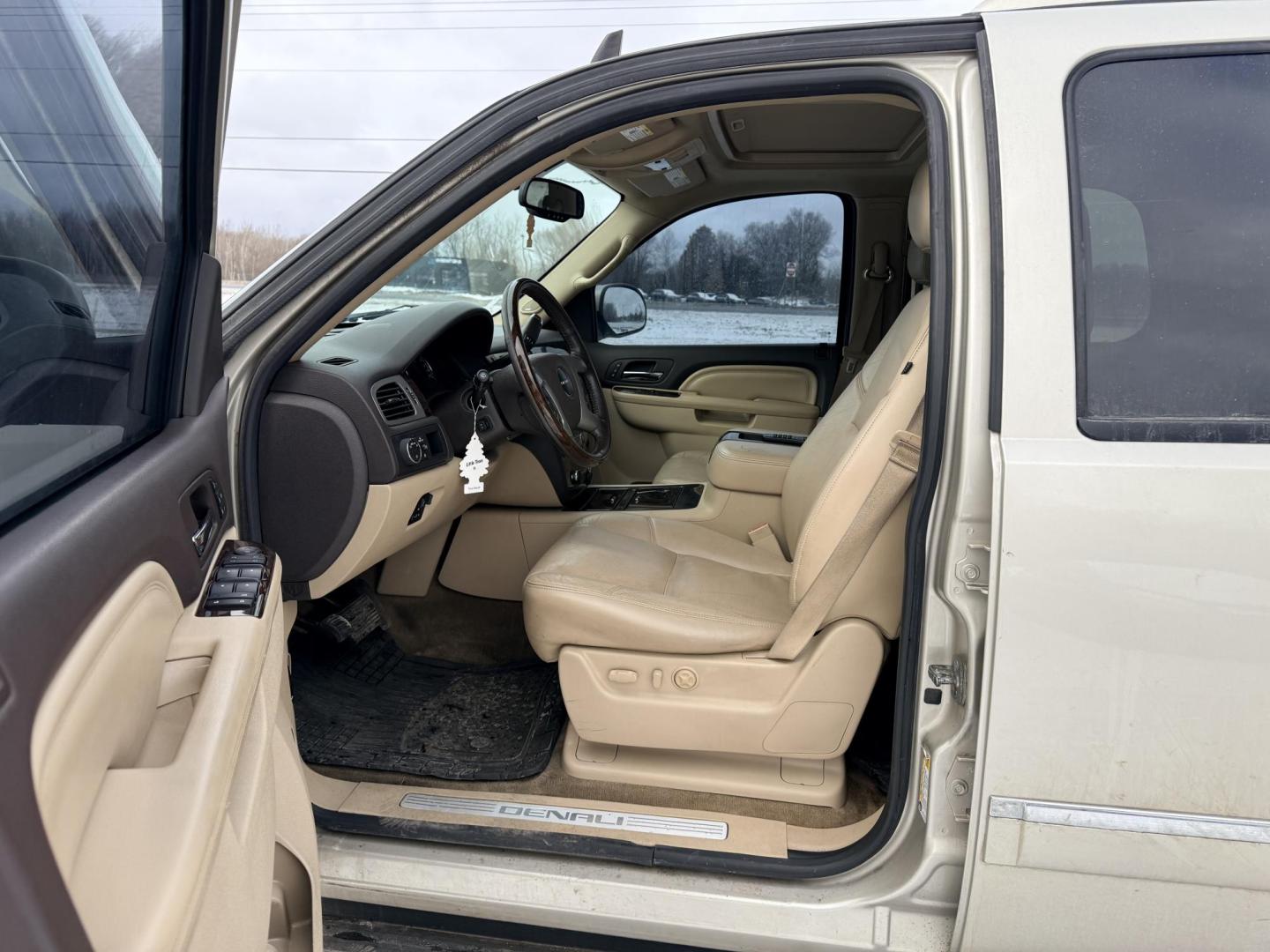 2013 GMC Yukon Denali 4WD (1GKS2EEFXDR) with an 6.2L V8 OHV 16V engine, 6-Speed Automatic transmission, located at 17255 hwy 65 NE, Ham Lake, MN, 55304, 0.000000, 0.000000 - Photo#9