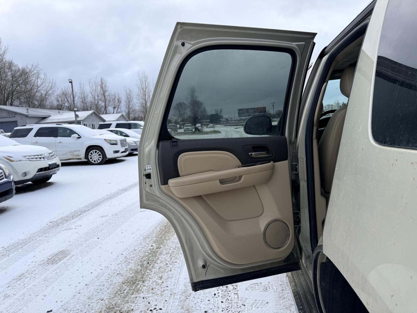 2013 GMC Yukon Denali 4WD (1GKS2EEFXDR) with an 6.2L V8 OHV 16V engine, 6-Speed Automatic transmission, located at 17255 hwy 65 NE, Ham Lake, MN, 55304, 0.000000, 0.000000 - Photo#10