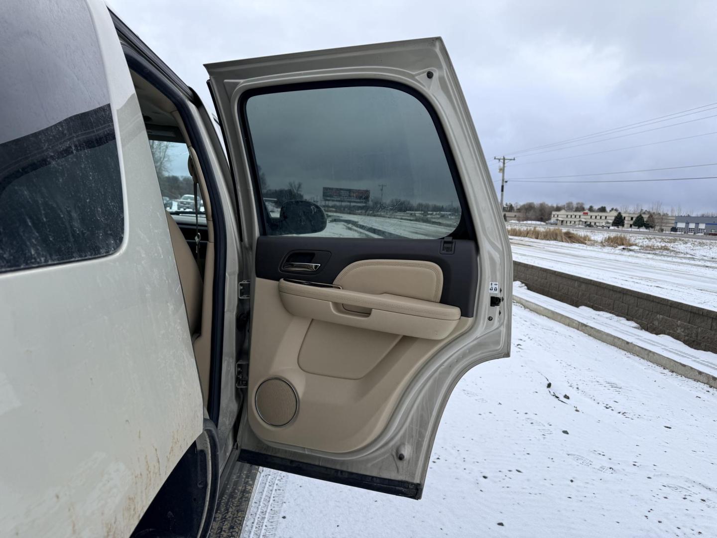 2013 GMC Yukon Denali 4WD (1GKS2EEFXDR) with an 6.2L V8 OHV 16V engine, 6-Speed Automatic transmission, located at 17255 hwy 65 NE, Ham Lake, MN, 55304, 0.000000, 0.000000 - Photo#12