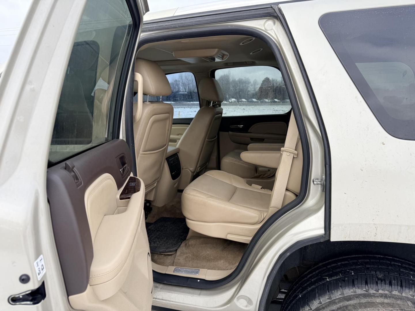 2013 GMC Yukon Denali 4WD (1GKS2EEFXDR) with an 6.2L V8 OHV 16V engine, 6-Speed Automatic transmission, located at 17255 hwy 65 NE, Ham Lake, MN, 55304, 0.000000, 0.000000 - Photo#11