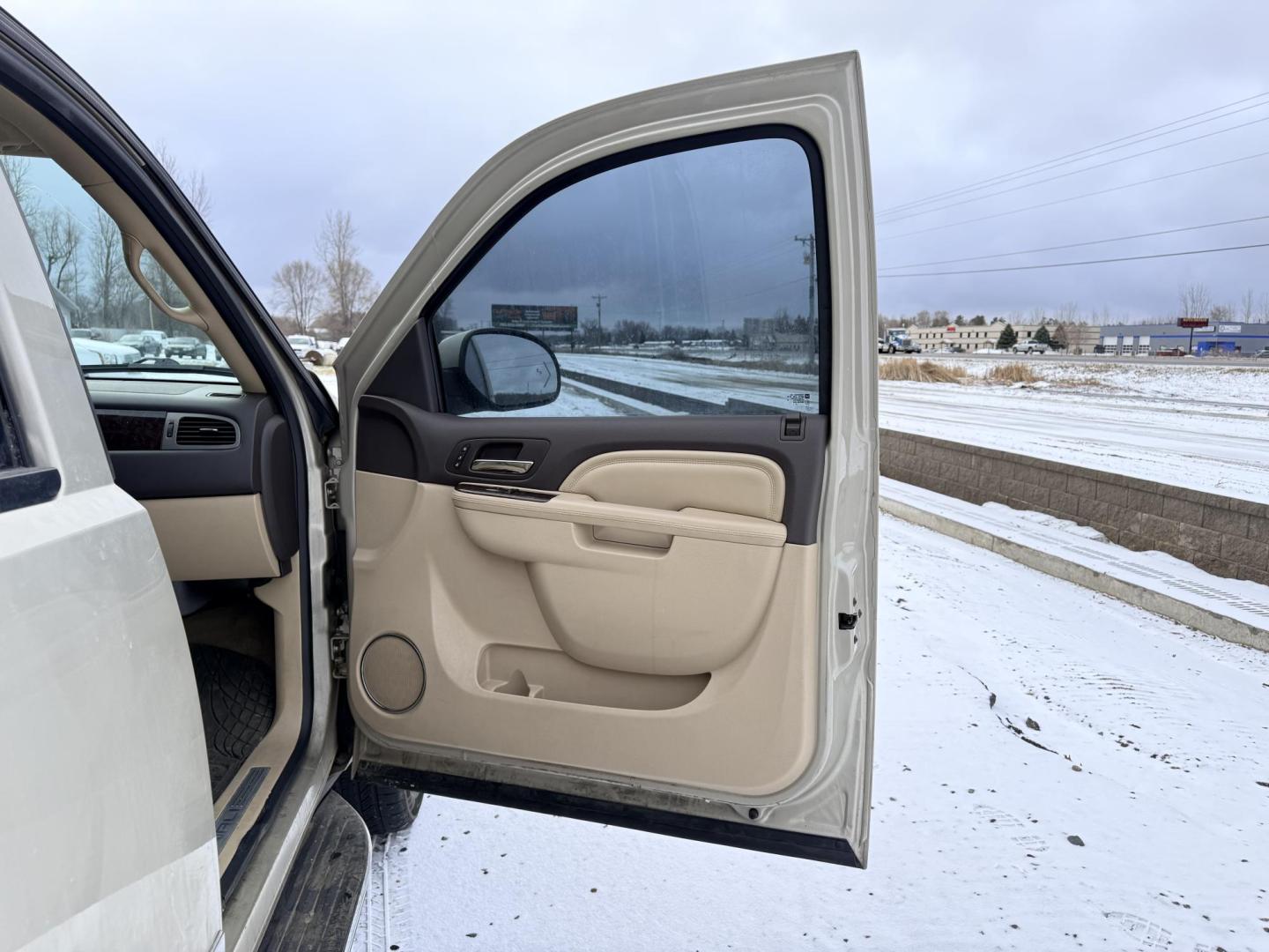 2013 GMC Yukon Denali 4WD (1GKS2EEFXDR) with an 6.2L V8 OHV 16V engine, 6-Speed Automatic transmission, located at 17255 hwy 65 NE, Ham Lake, MN, 55304, 0.000000, 0.000000 - Photo#14