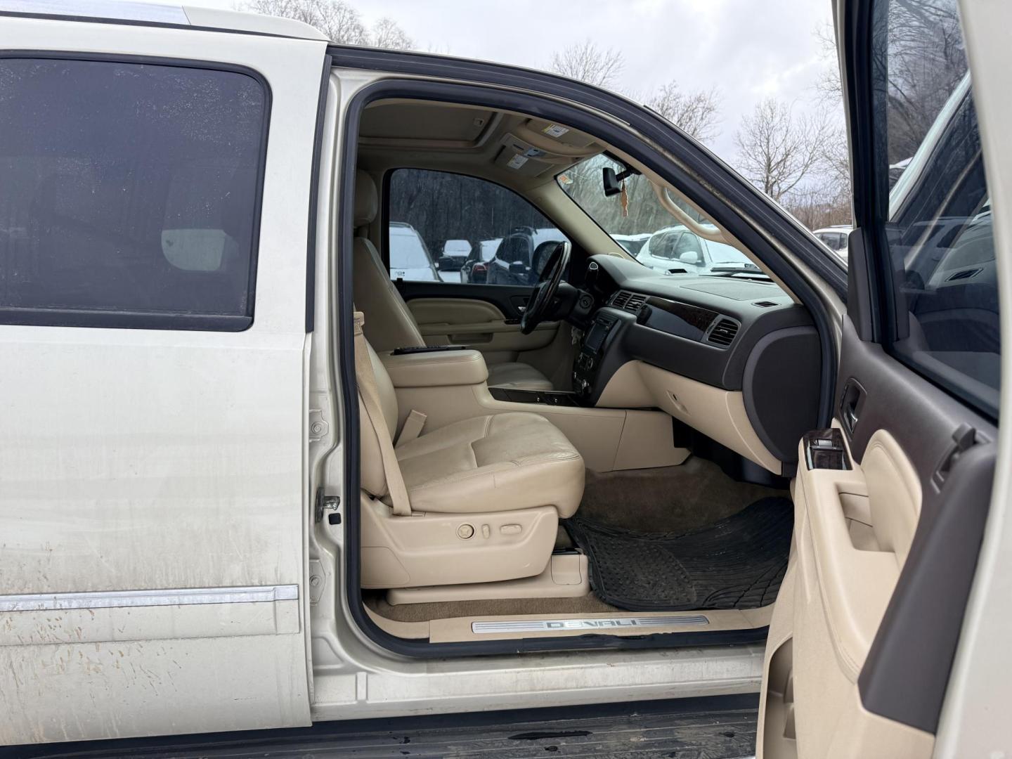 2013 GMC Yukon Denali 4WD (1GKS2EEFXDR) with an 6.2L V8 OHV 16V engine, 6-Speed Automatic transmission, located at 17255 hwy 65 NE, Ham Lake, MN, 55304, 0.000000, 0.000000 - Photo#15